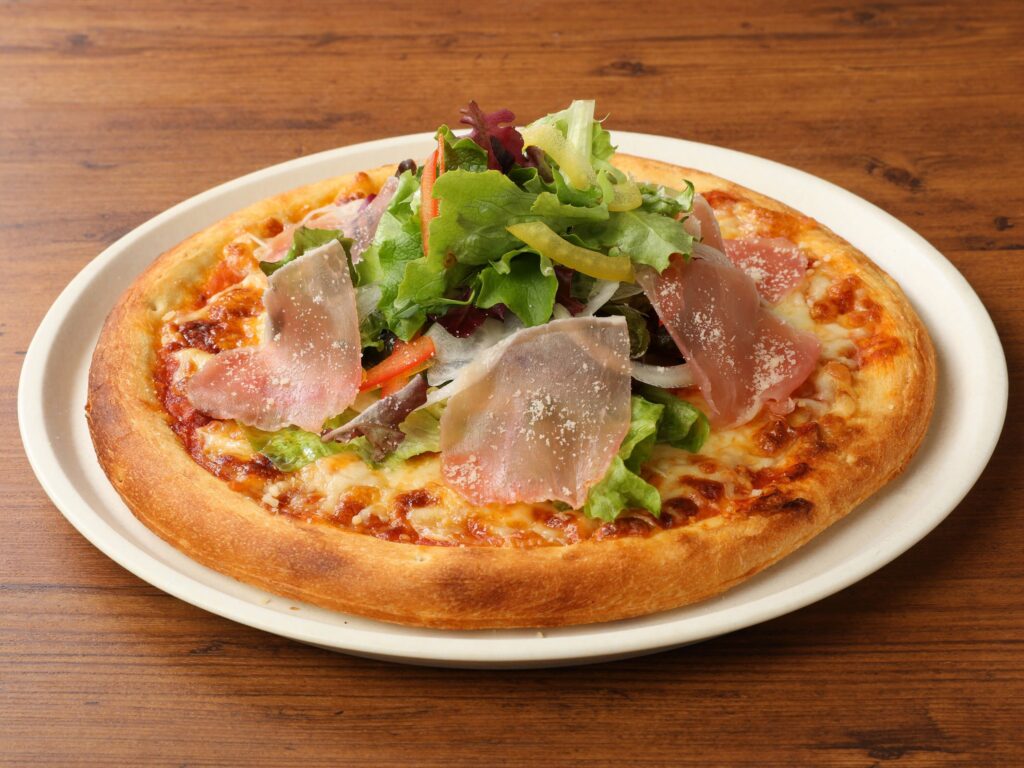 焼きたてをお召し上がりください！
【生ハムとパルミジャーノレッジャーノのサラダピザ】