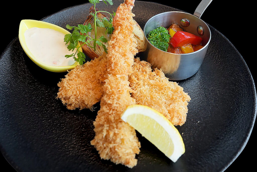 食べごたえ抜群！
【ミックスフライ～ポークと野菜のトマト煮を添えて～】