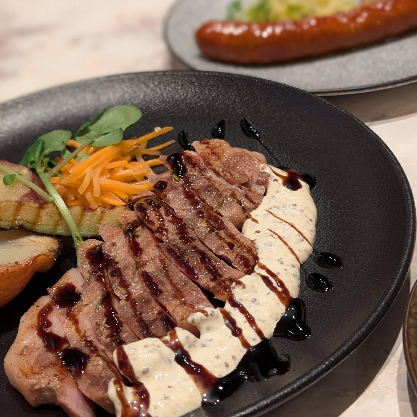 淡路産牛のローストビーフ、しっとりとしてガーリックバターソースがまたよく合います。