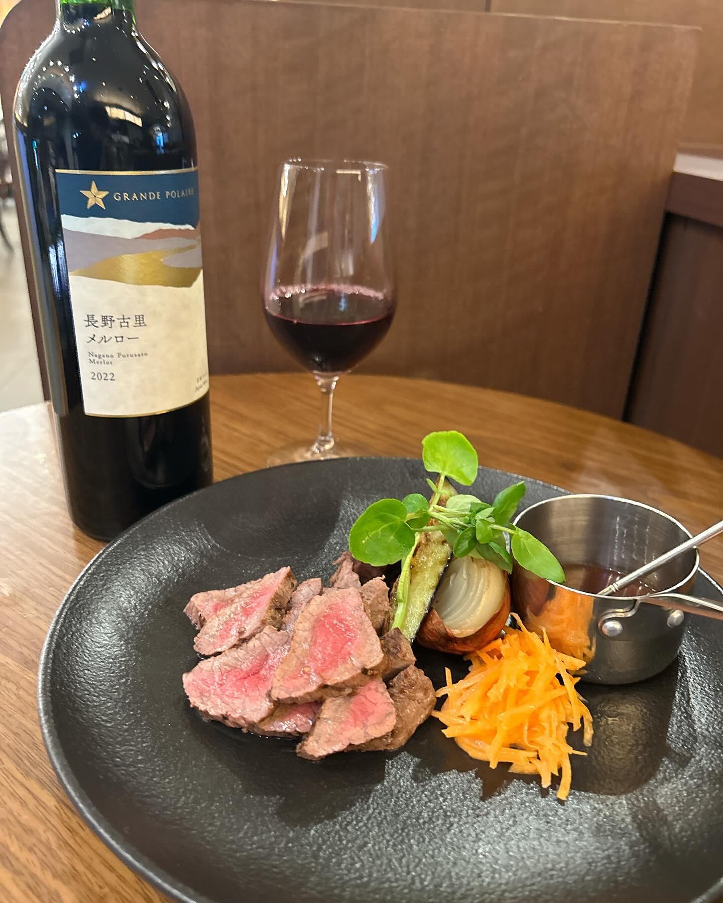 ジューシーに焼き上げた赤身肉のグリルと、深みのある赤ワインの組み合わせはいかがですか？🍷
