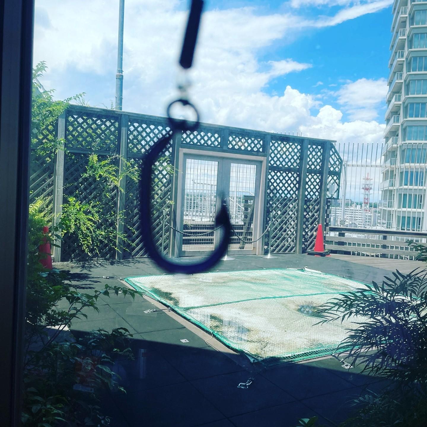 お昼にアップした写真の本まぐろの口から釣り針を取ってもらい、当店自慢の窓側の席で記念写真！