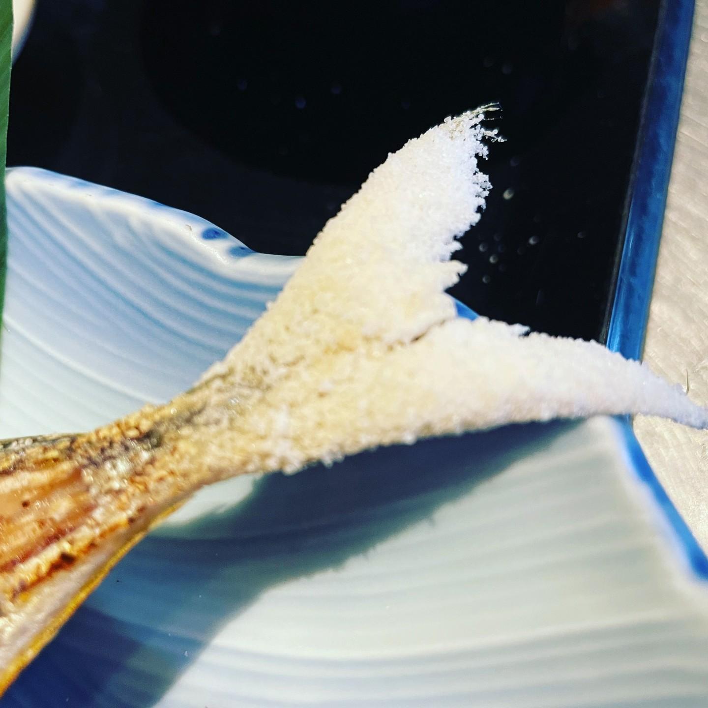 この塩焼き尾びれで…