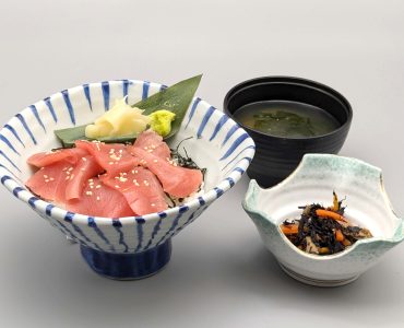 ◎まぐろ漬け 胡麻だれ風味<br />
~胡麻香りごはんが止まらないまぐろ漬け~<br />
*画像はイメージです。