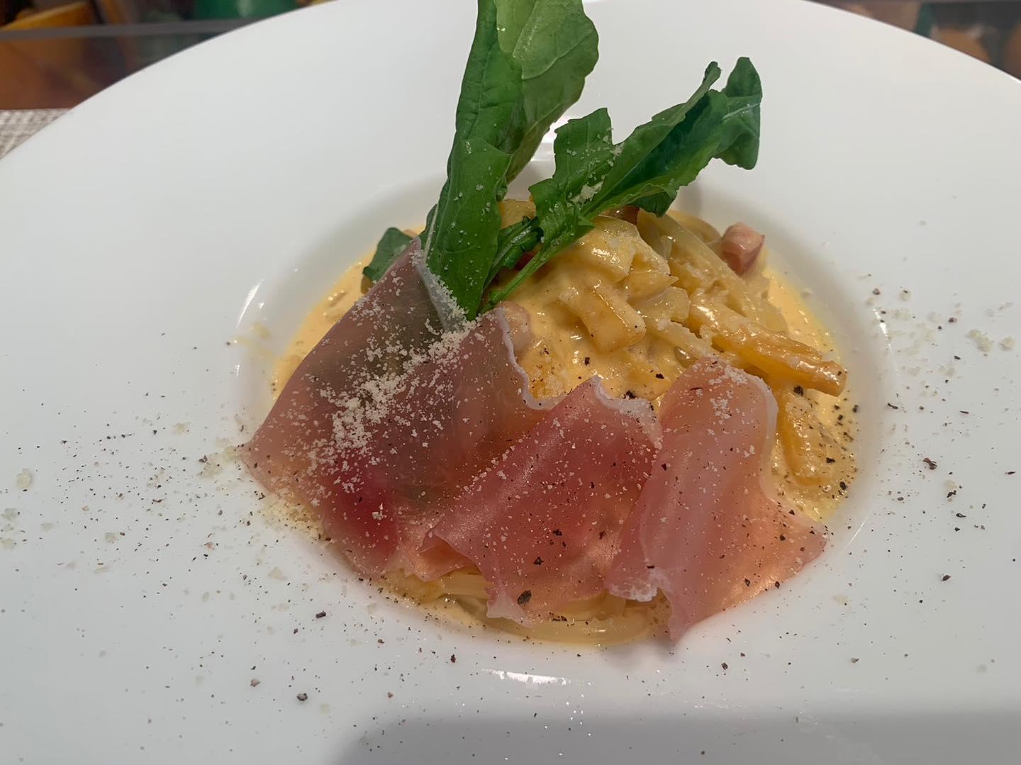 今月のおすすめパスタは柿と生ハムのカルボナーラです❗️