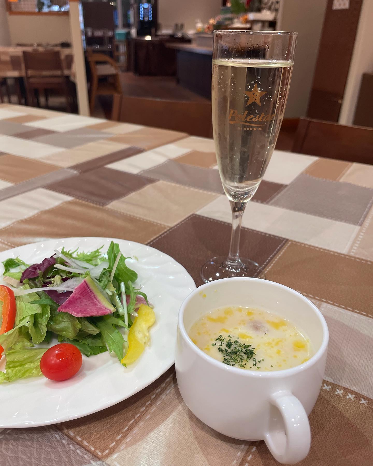 ランチタイムではお好きなピザやパスタに🍕🍝