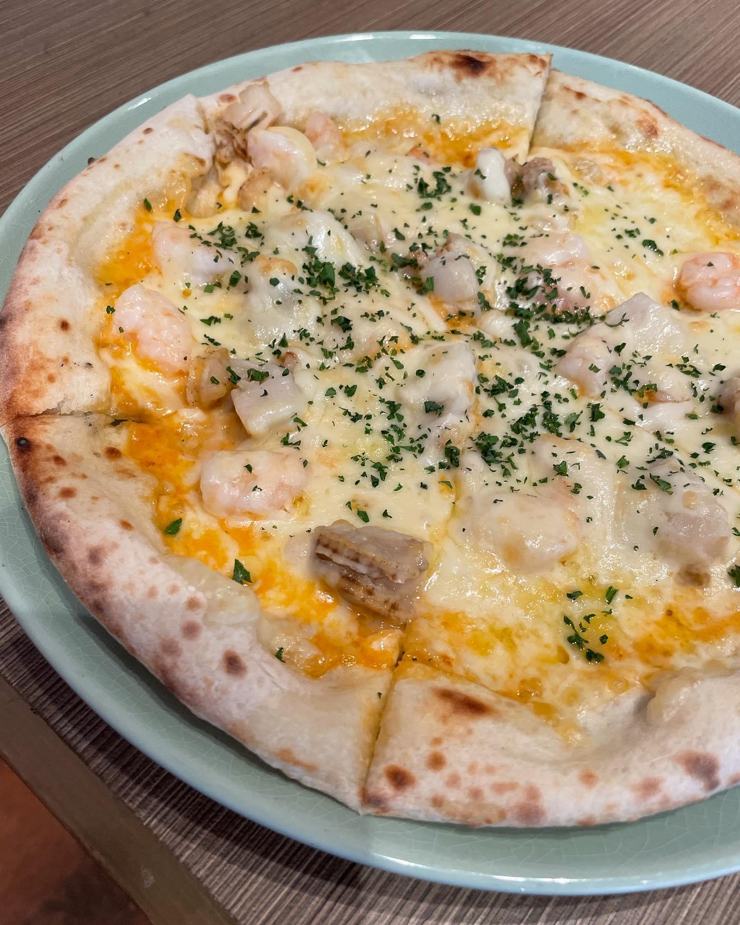 小海老と帆立のビスク風ソースは当店のやみつきシーフードピッツァです！🦐🍕