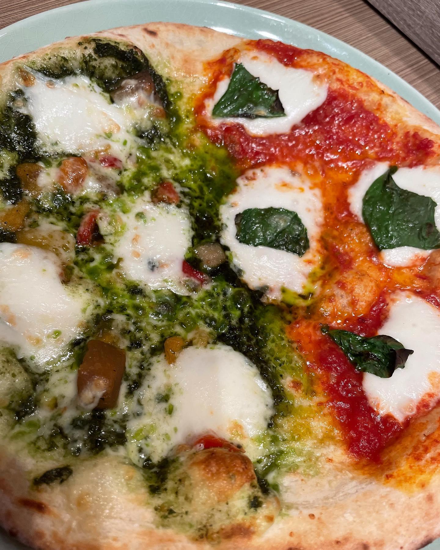 本日のハーフ＆ハーフのピザは、彩り野菜とモッツァレラチーズのバジルソースとマルゲリータです‼️🍕