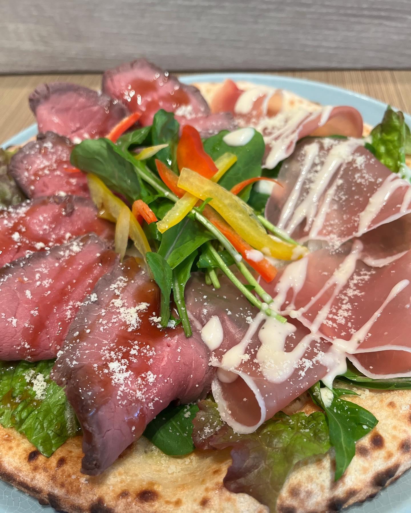 26日からスタートの新メニュー✨生ハムとローストビーフのPIZZAです🍕