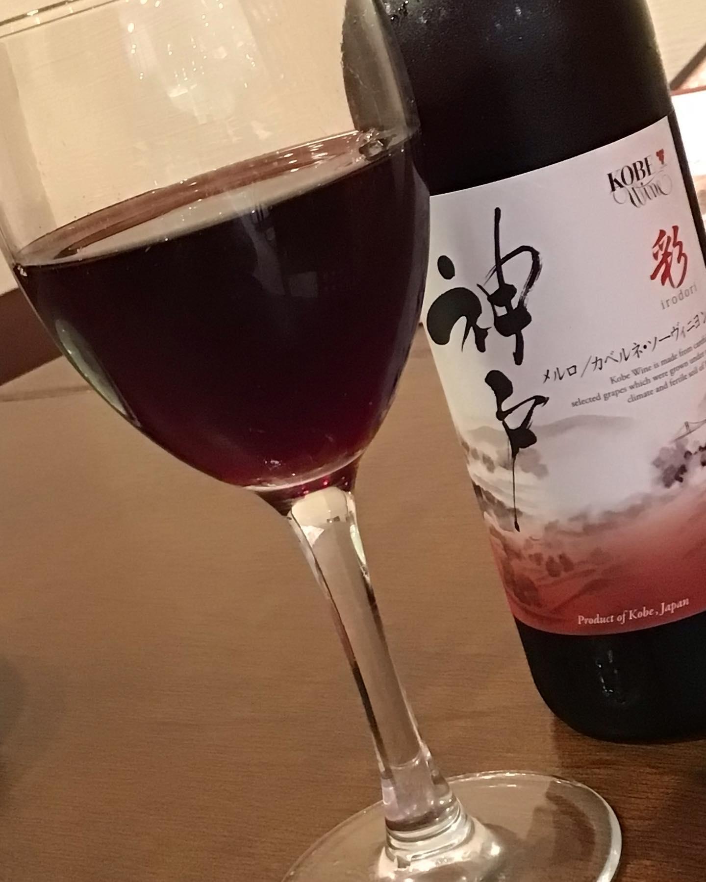 当店自慢の淡路産牛肉のボロネーゼとマッシュルームのピッツァに、芳醇なワインを合わせて至福のひとときを！🍕🍷