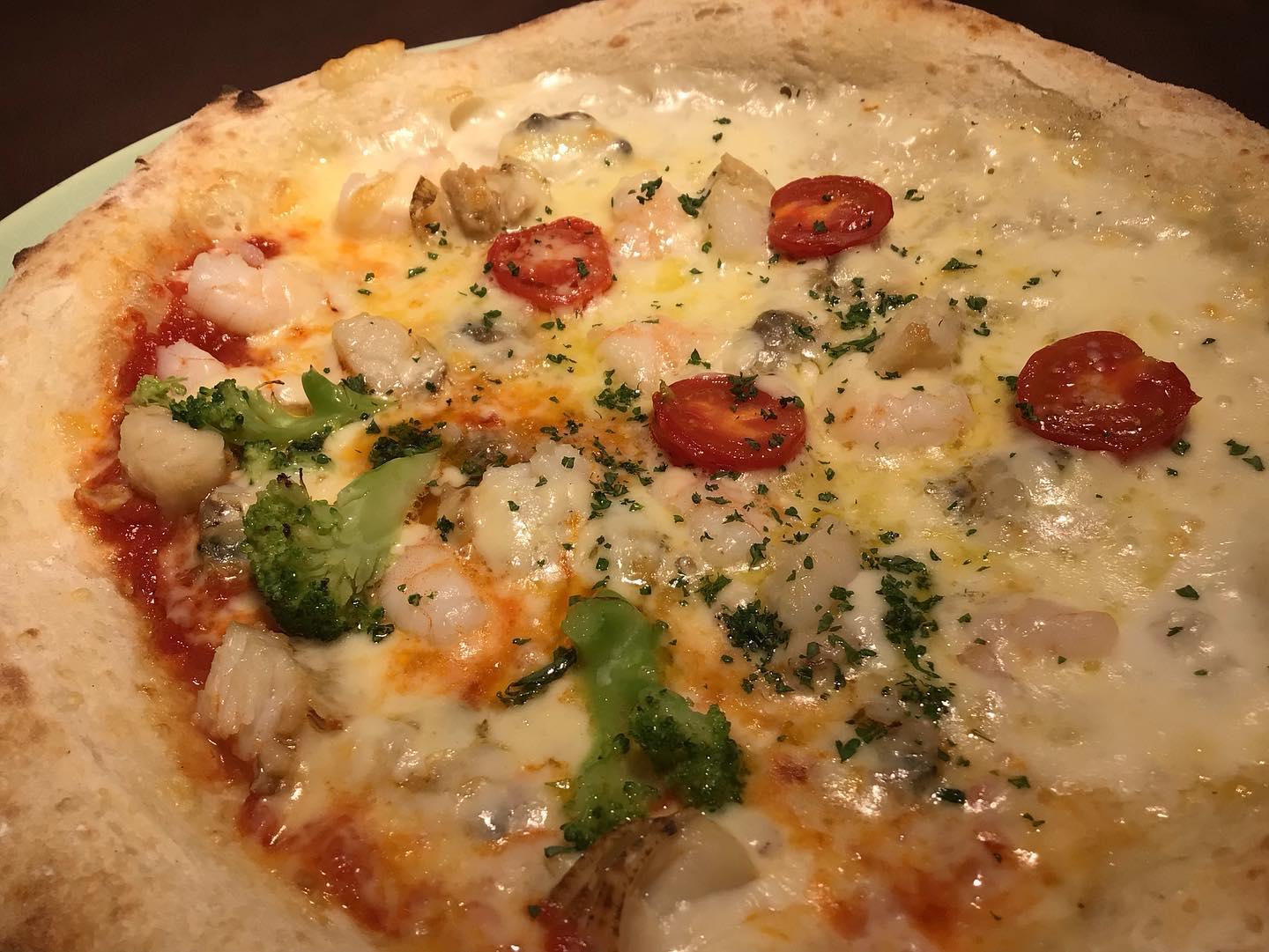 本日の当店自慢のメニュー紹介は「シーフードピザのハーフ＆ハーフ」でございます！🍕
