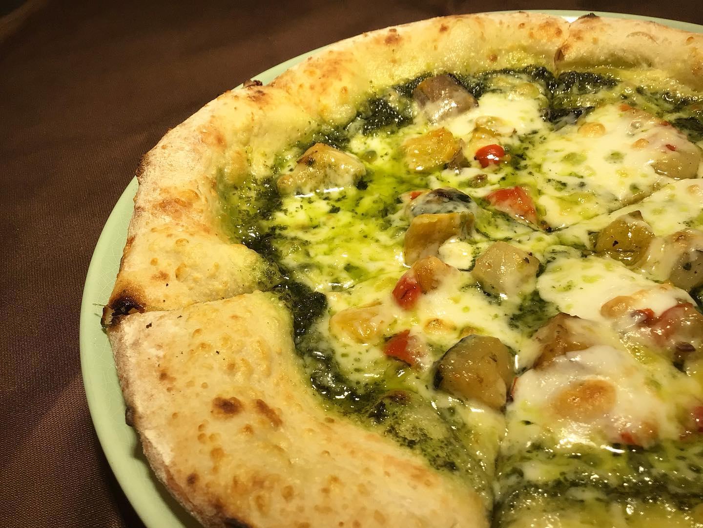 本日オススメするのは彩り野菜とモッツァレラチーズのバジルソース🍕です‼︎