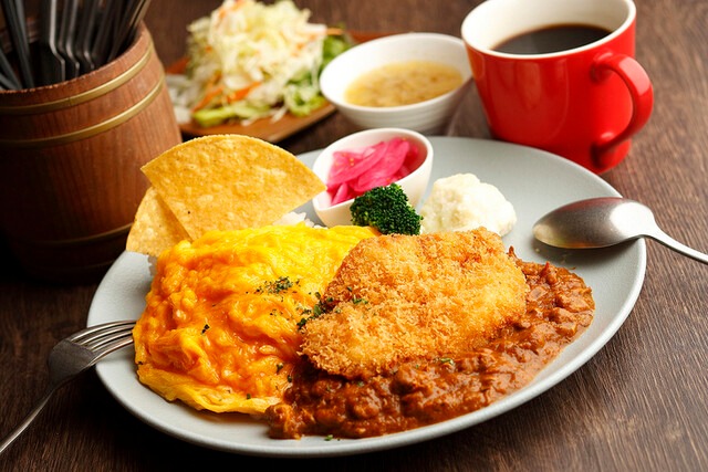 チキンカツオムカレー（サラダ・スープ付き）