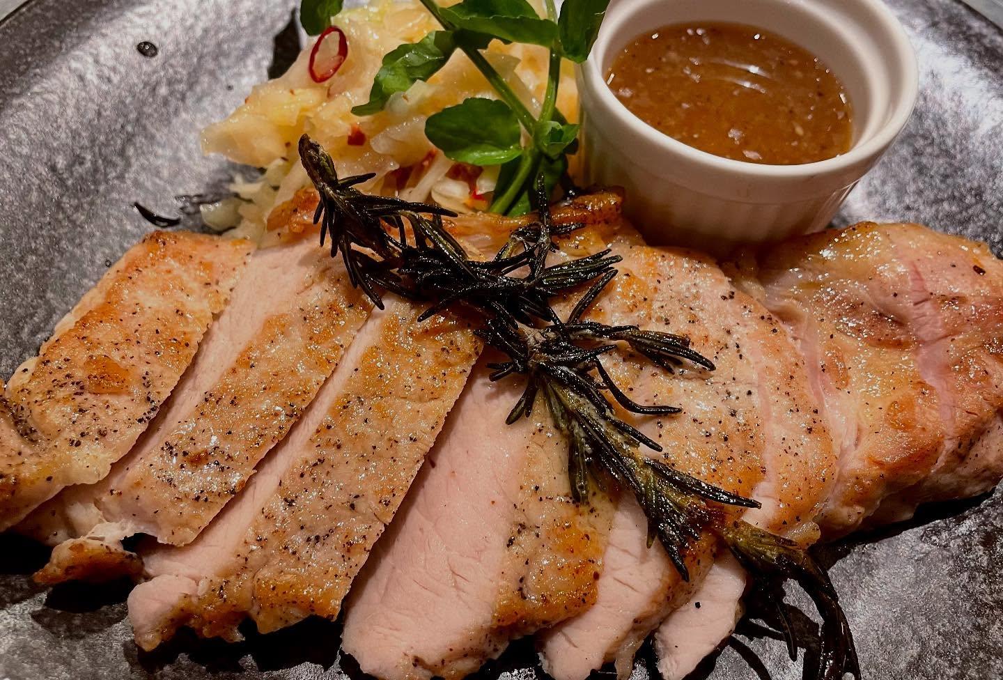 こんにちは。ニユートーキヨーパレスサイドビル店です🍖