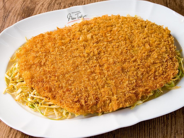 ニユートーキヨー名物　カミカツ<br />
※先代から受け継ぐ名物料理<br />
キムチのコールスローサラダとご一緒にいただくとより一層美味しくいただけます。<br />
2～4名様で。