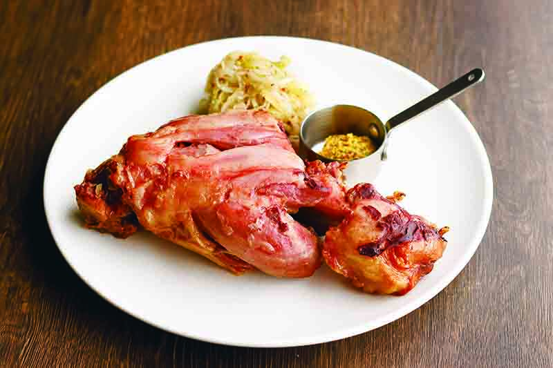 三元豚のキングアイスバイン<br />
塩漬け豚すねの塊肉をじっくり煮込んだドイツ料理の王様！２～４名さまで。