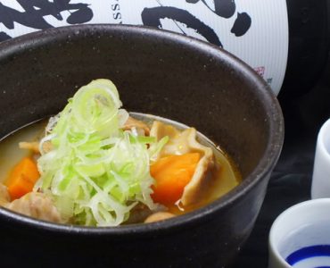 【麦味噌を使用】<br />
他店にはない麦味噌を使用したもつ煮込みは日本酒にぴったり。女性にも人気の逸品。