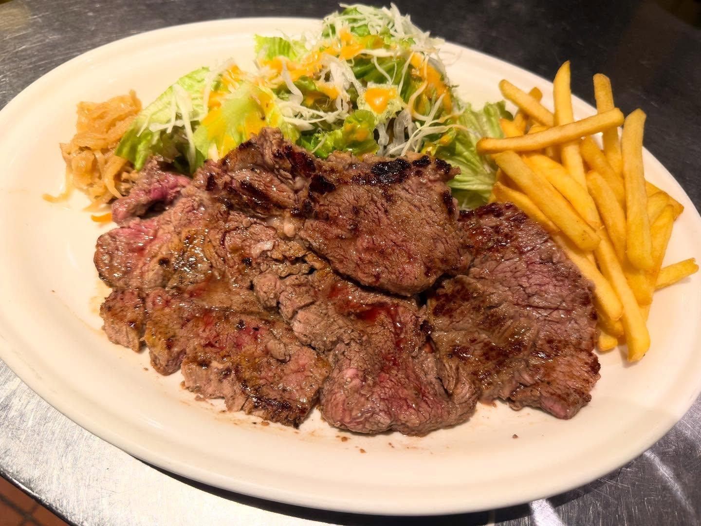 今日はスペシャルランチ牛肩ロースのステーキ