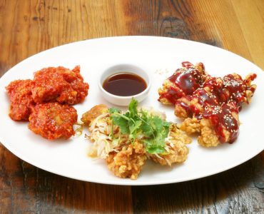 ・鶏の唐揚げ3種盛合せ<br />
油淋タレ・タルタル麻辣・ヤンニョムタレの3種類の味にてお楽しみ下さい。