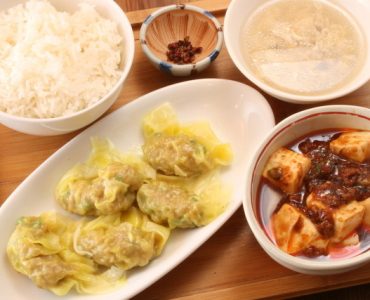 ◎皿ワンタン定食<br />
女性のお客様人気ナンバーワン！<br />
選べるソース！嬉しい半麻婆豆腐付き。
