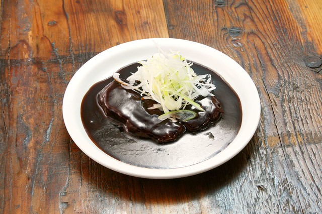 酢豚といえばあげたお肉とケチャップの甘酢が定番ですが当店では煮込んだ豚に中国黒酢のソースをからめていますのでとてもヘルシーに仕上がっています。沖縄の黒糖を使用しておりますので甘さにコクがあります。