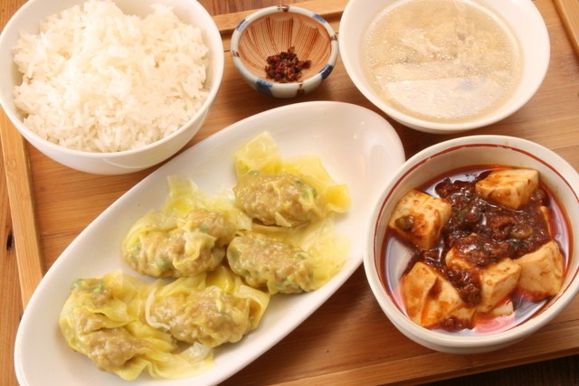 ◎皿ワンタン定食<br />
女性のお客様人気ナンバーワン！<br />
選べるソース！嬉しい半麻婆豆腐付き。