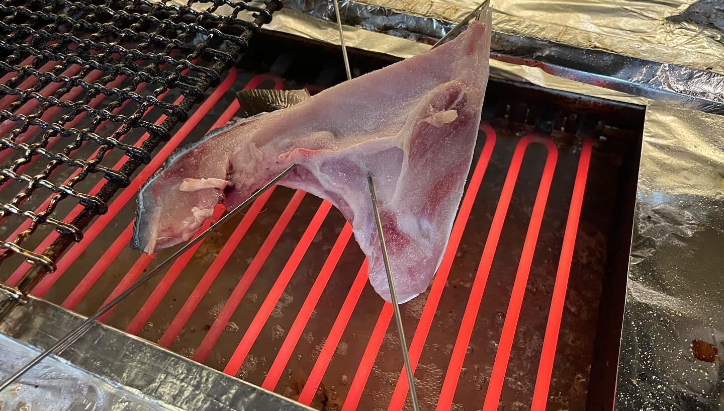カマは胸ビレ辺りの盛んに使われる筋肉が集まっているような部分、身が締まっていて身質がとっても良い部分です。