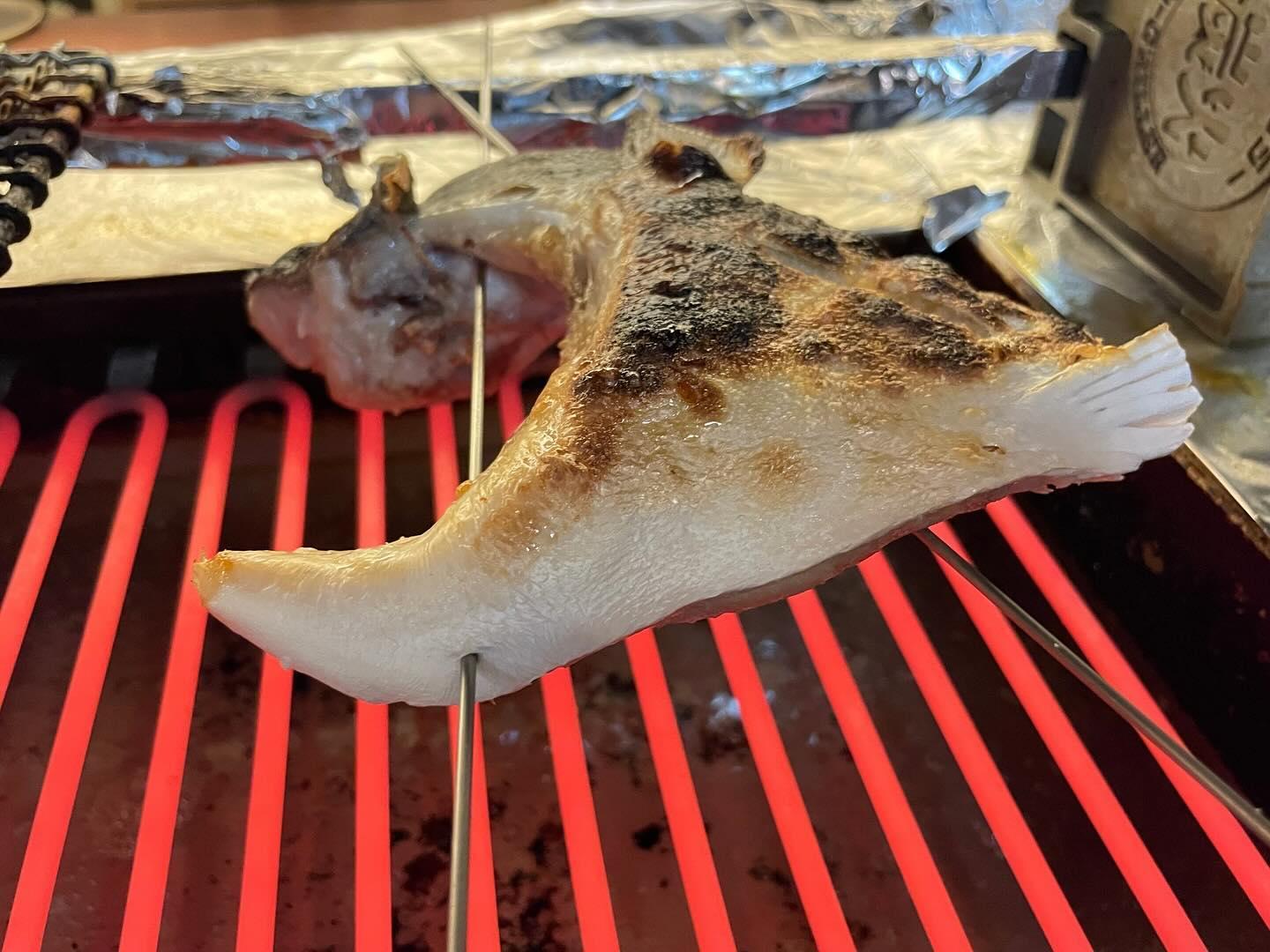 カマは胸ビレ辺りの盛んに使われる筋肉が集まっているような部分、身が締まっていて身質がとっても良い部分です。