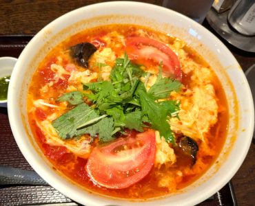 ◆トマトの酸辣湯麵<br />
バジルを加え爽やか味変を<br />
お楽しみください。<br />
＊画像はいイメージです。