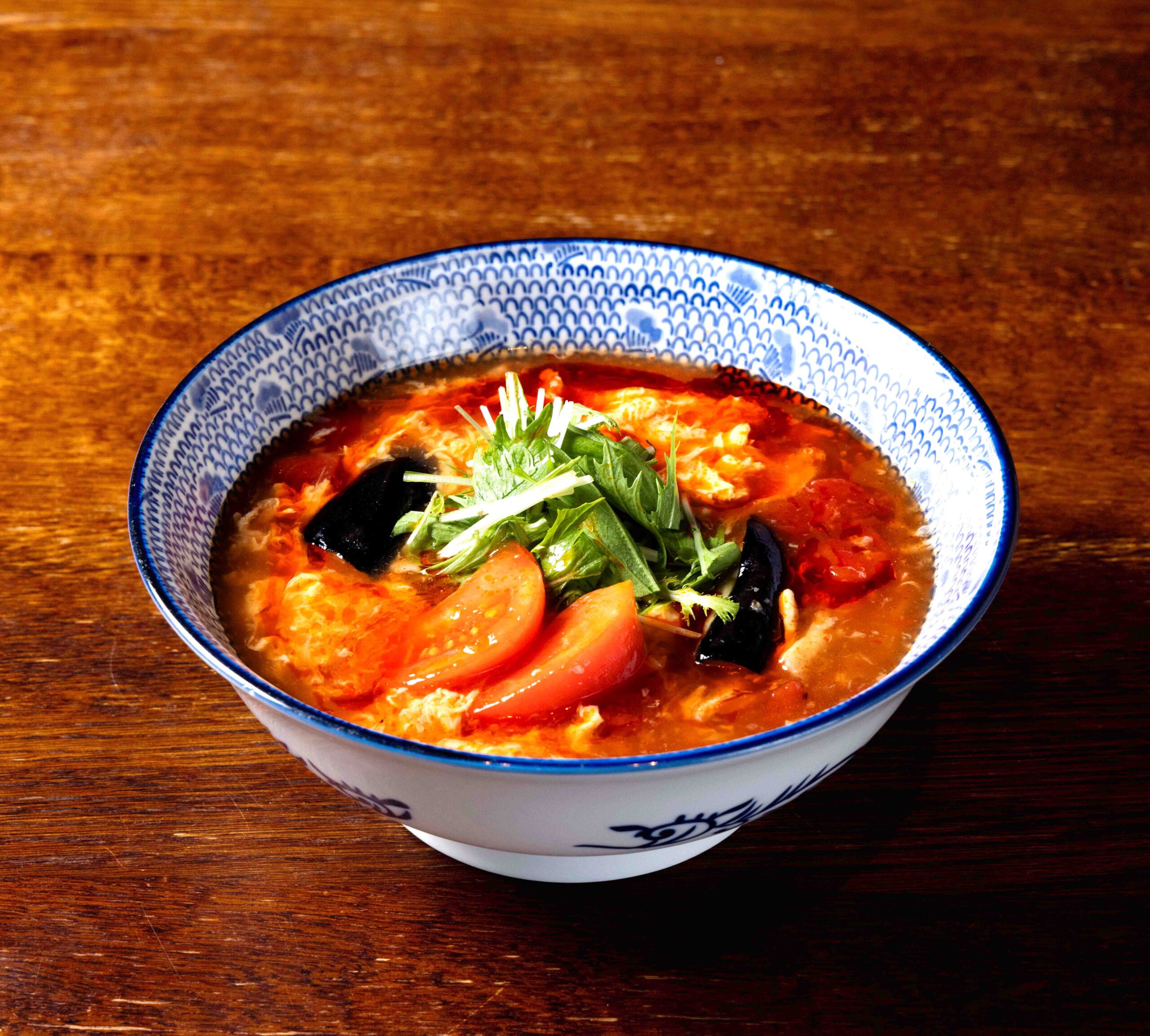 ★トマトの酸辣湯麵<br />
さっぱりトマトと濃くあるチーズが加わった酸辣湯麵。バジルを加えるて爽やかに味変をお楽しみください。
